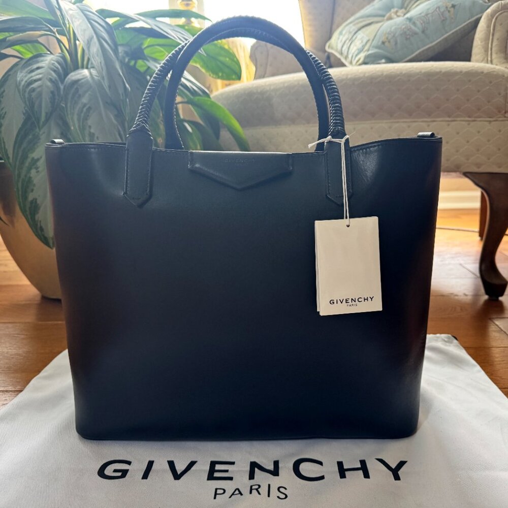 Givenchy Calfskin Large Antigona Whipstitch Handle Tote (Black)